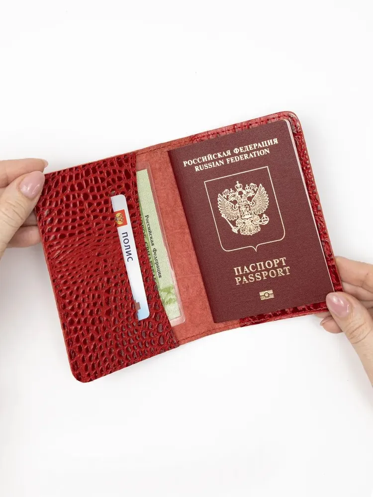 Подарочный набор из 4 предметов: обложка на паспорт, ключница карманная, картхолдер и футляр для очков.