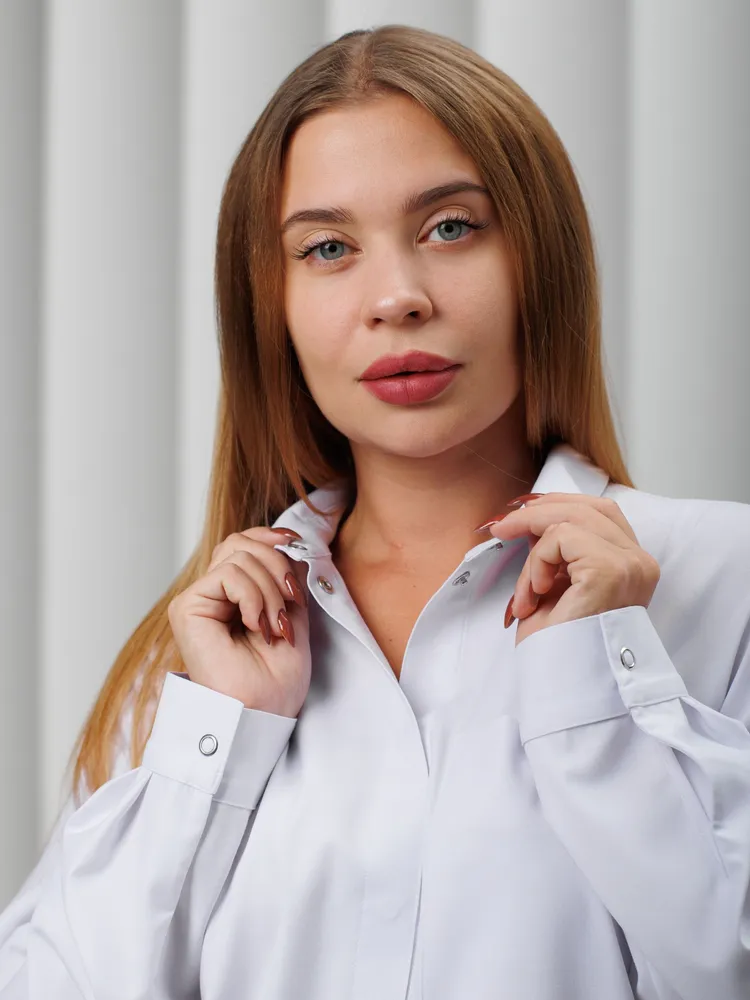 CAPRIZNAYA MODA Рубашка медицинская женская белая на кнопках с длинным рукавом
